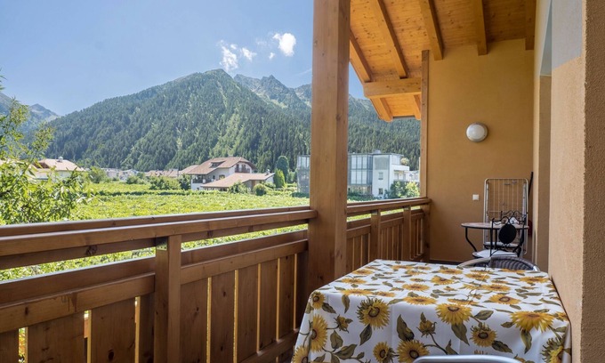 Gries - Quirein Apartment | Cozy Apartment “Urbanhof - Magdalena” with Mountain View, Wi-Fi & Balcony