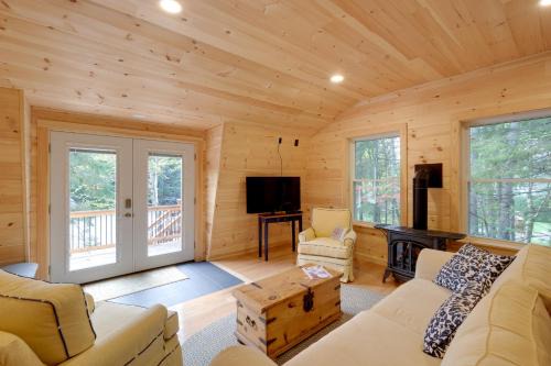 Northeast Harbor Apartment | Cozy Apt with Deck, about 5 Miles to Acadia Natl Park!