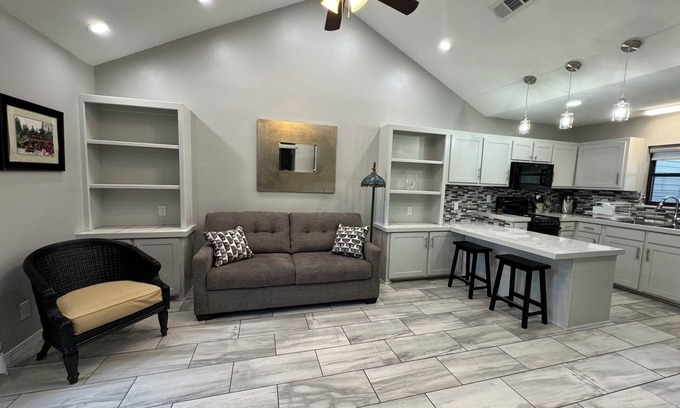 West Monroe Apartment | Cozy atmosphere 5 minutes to Sports complex, Expo center and downtown.