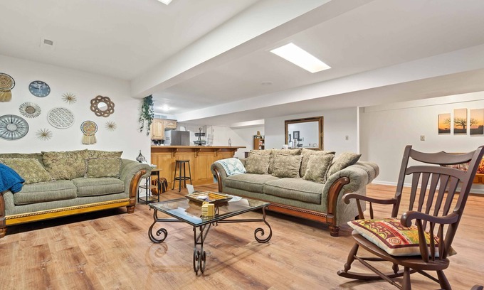 Blue Springs Apartment | Cozy basement lodge in quiet neighborhood. Close to stadiums, lakes, etc.