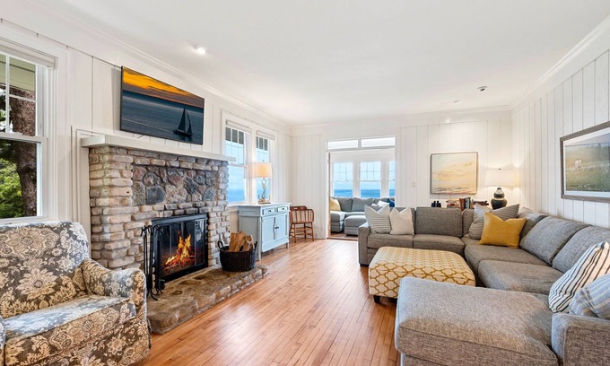 Egg Harbor Cottage | Cozy Bayside Cabin | Lake + Sauna Access in Egg Harbor