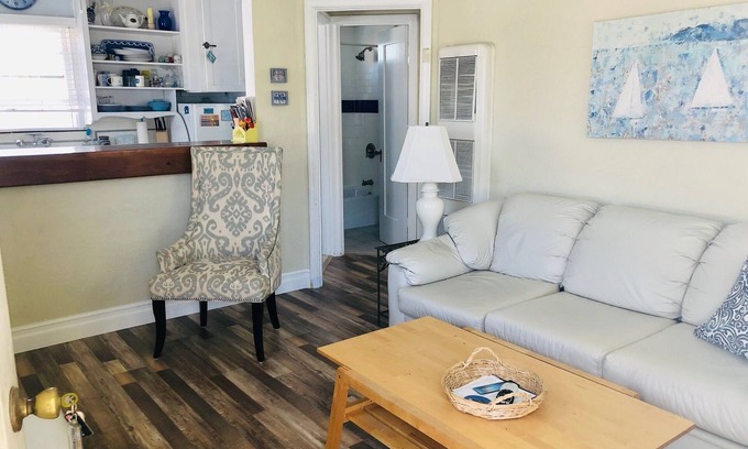 Belmont Shore Apartment | Cozy Beach Apartment in Trendy Belmont Shore! Sanitized and Clean!