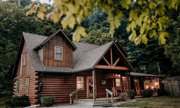 Nashville Cabin | Cozy Bear Cabin*Hot Tub*Pool Table* Modern Decor*5 min to Nashville