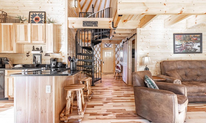 Pigeon Forge Cabin | Cozy Blue-Beary great f/couples or small family, Huge Deck w/Privte Hot Tub