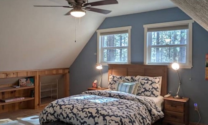 Markleeville Cabin | Cozy Blue Jay Nest Retreat