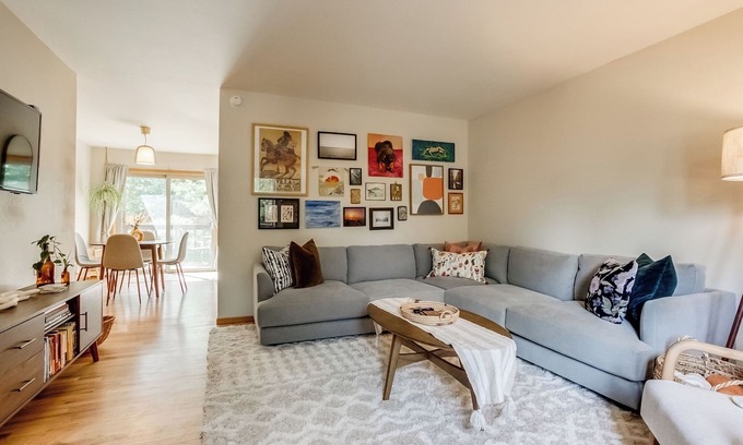 Glenwood Grove - North Iris House | Cozy Boulder Oasis ~ Dog Friendly ~ Close to Park. Great townhouse in Boulder!