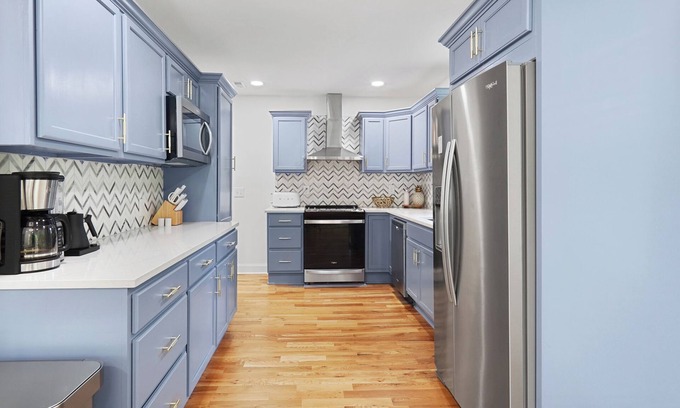 Durham House | Cozy Bull Cottage - Duke, UNC, Modern