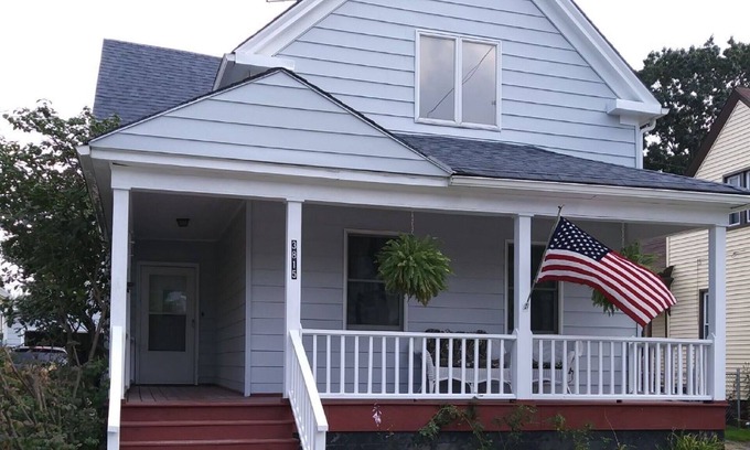 South Broadway House | Cozy Bungalow-5 min to Downtown/MetroHealth