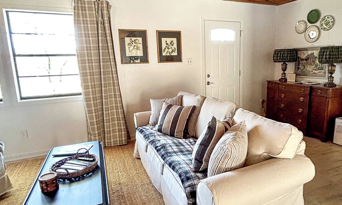 Marble Falls Cabin | Cozy Cabin, Central AC, 5 Min. to Buffalo River, Pets & Families Welcome!