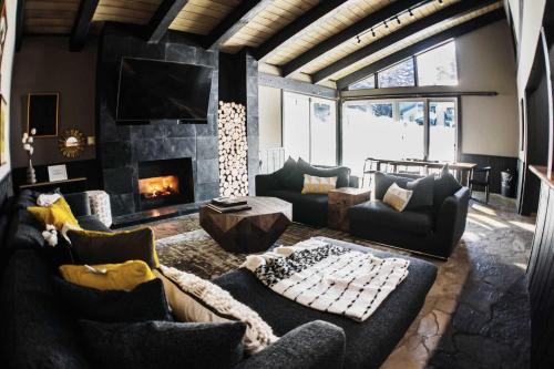 Mammoth Lakes House | Cozy Cabin for 6 - Near Canyon Lodge & Slopes