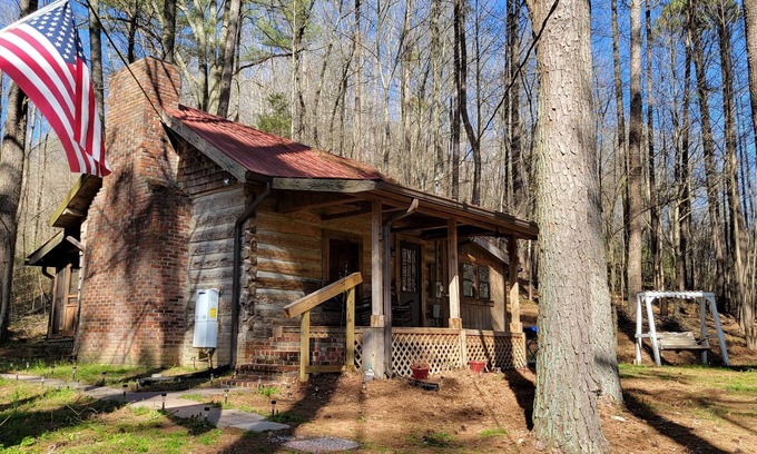 Bethpage House | Cozy Cabin - Go Back in Time