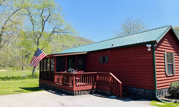 Rabun Gap Cabin | Cozy Cabin in River Vista Mountain Village RV/Cabin Park + Amenities