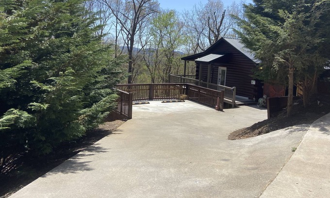 Morganton Cabin | Cozy Cabin in the Woods/ Pet Friendly