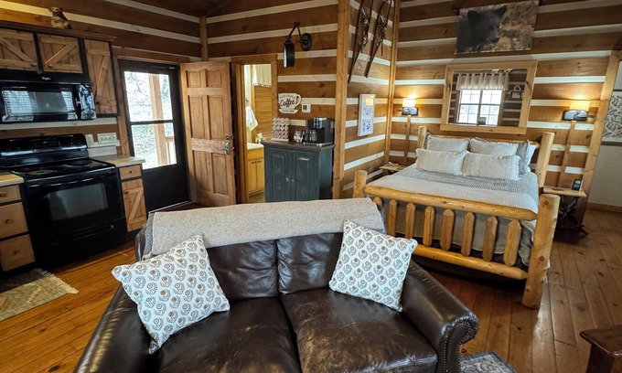 Cleveland Cabin | Cozy cabin minutes from downtown Helen WiFi, Hot Tub, Fire Pit, King Bed