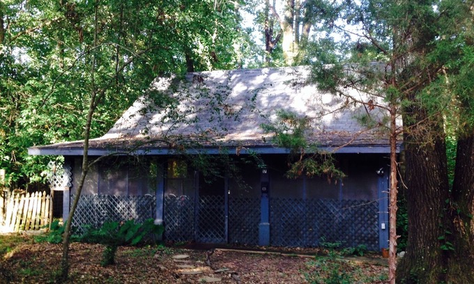 College Hill Cabin | Cozy Cabin Minutes to Square, 1.5mi to MTrade Park in Oxford