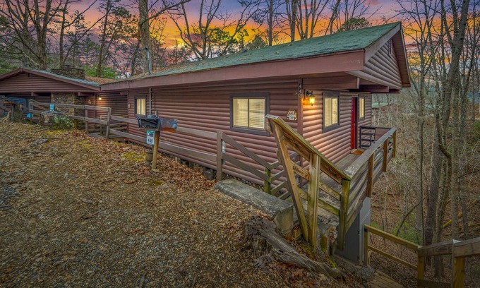Bryson City Cabin | Cozy cabin minutes from downtown Bryson City/Tail of the Dragon. Pet-Friendly!