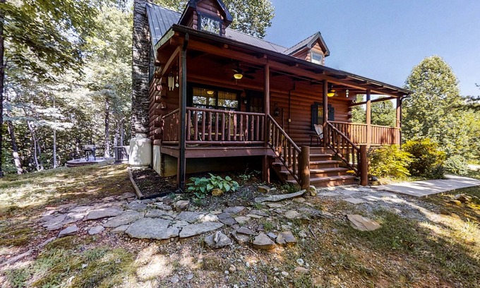 New Tazewell Cabin | Cozy cabin near Norris Lake with a porch, firepit, gas fireplace & jetted tub