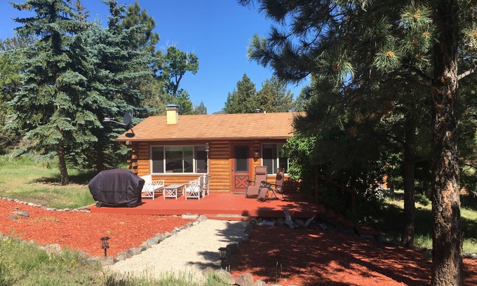 Wapiti Cabin | Cozy Cabin On The Creek - Now with internet!