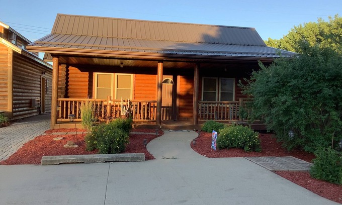 West Union Cabin | Cozy Cabin-real log cabin stay. Loft bed,n woodsy decor, clean & cozy!