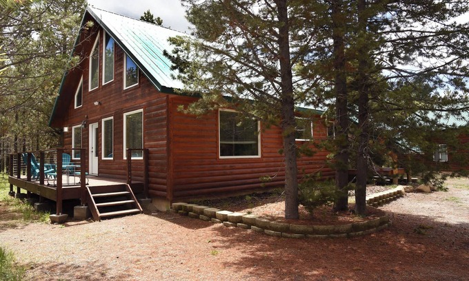 Island Park Cabin | Cozy Cabin Retreat – Sleeps 11 – Near Yellowstone National Park & Island Park Re