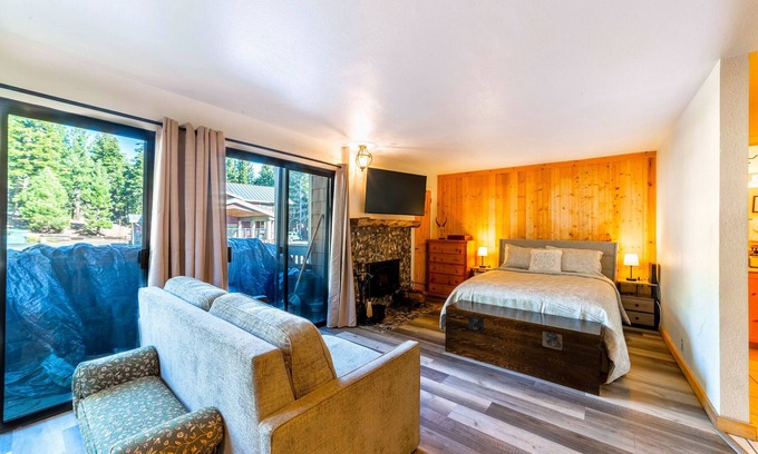 Mammoth Lakes Apartment | Cozy Cabin/Studio w/Jacuzzi, Laundry, & Parking