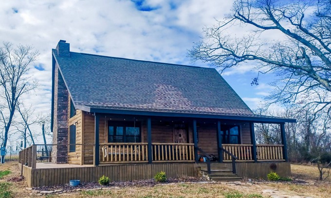 Deer Cabin | Cozy cabin w/firepit - 3 mi from Glory Hole!