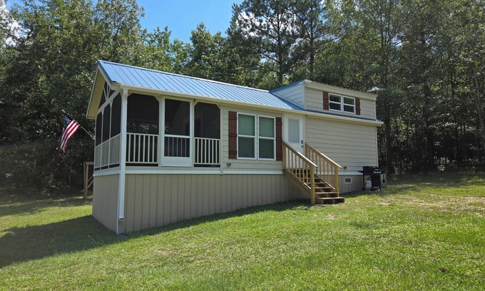 Lillington Cabin | Cozy cabin with AC and loft in charming Lillington