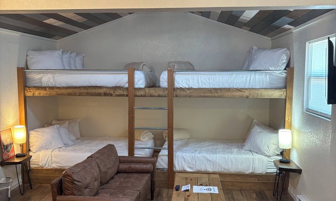 Warsaw Cabin | Cozy cabin with AC and WiFi in charming Warsaw near Truman Lake, MO