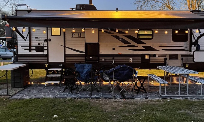 Seneca RV Rental | Cozy camper in Clemson Hills. 5 minutes from Clemson University. Pet friendly!