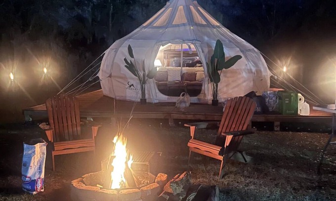 Plymouth RV Rental | Cozy campground in adorable Astatula with AC