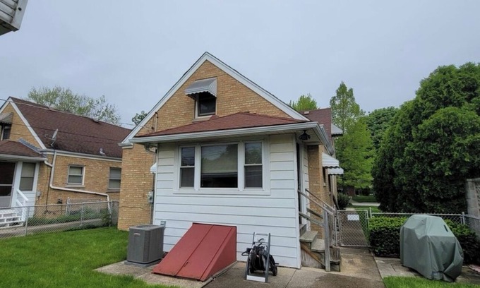 Lincolnwood House | Cozy cape cod - Feels like home Skokie with WiFi and AC