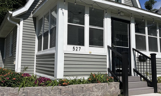 Lake Geneva House | Cozy Cape Cod in Lake Geneva - walking distance to Main St and Beach