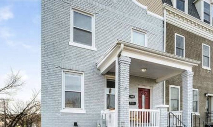 Hill East Apartment | Cozy Capitol Hill Apt 1 Minute Walk To Metro w/Parking