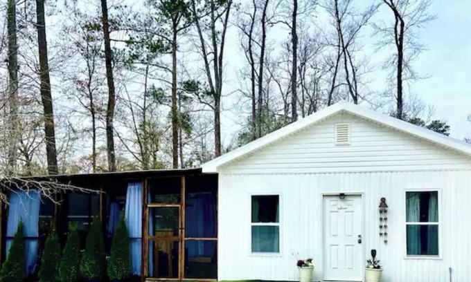 Conway Cottage | Cozy Carriage House in Conway with Private Hot Tub