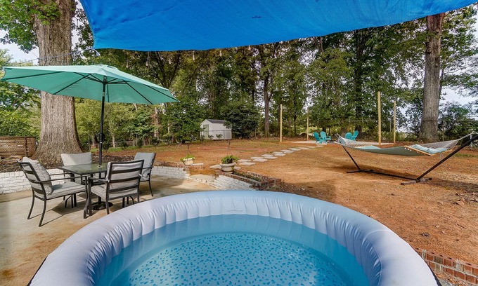 Starmount House | Cozy Charlotte 3BR Getaway Hot Tub Mini Golf Fire Pit Pet-Friendly