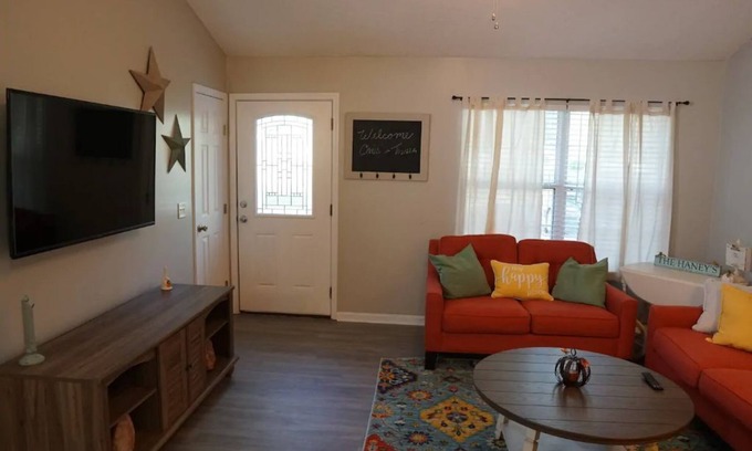 Doctors Inlet House | Cozy Charming Country Farm Home