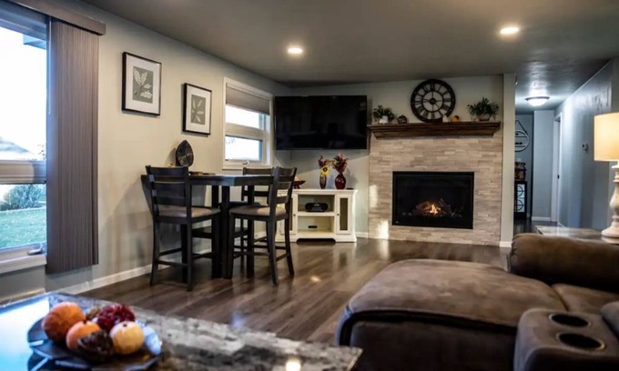 Green Bay House | Cozy & Cheerful Home-2 Levels of Comfort!