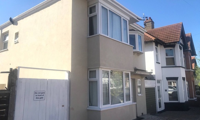 Westcliff-on-Sea Apartment | Cozy CLEAN studio near Southend Airport/Hospital