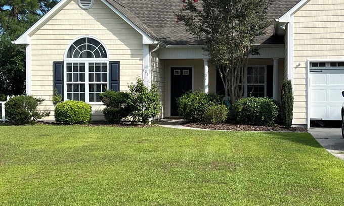 Hampstead House | Cozy Coastal Retreat - Dog friendly! 25% off 7-day rental for July.