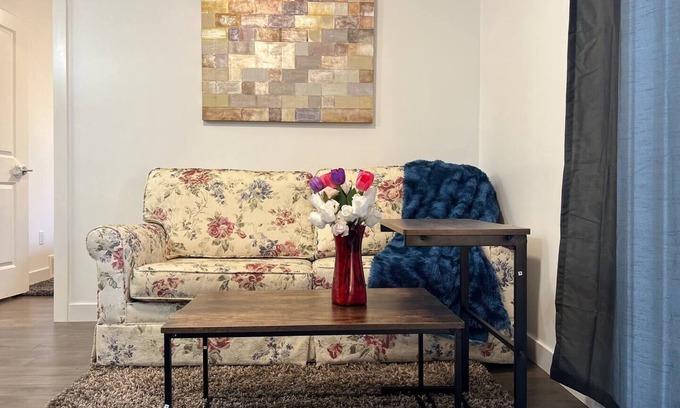 Cochrane House | Cozy Cochrane Den - 50 mins to Banffnn