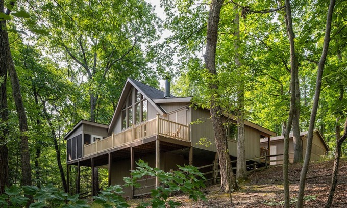 The Woods Cabin | Cozy & Colorful Cabin at The Woods Resort (pet friendly!)