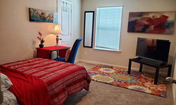 Cartersville House | Cozy & comfortable room in Cartersville! Nearby Hyundi plant, Piedmont Hospital