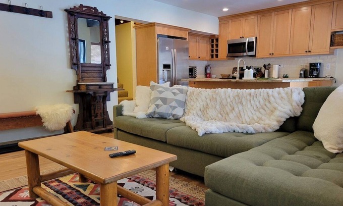 Woodwinds Condo | Cozy Condo in the Woods with Garage Parking