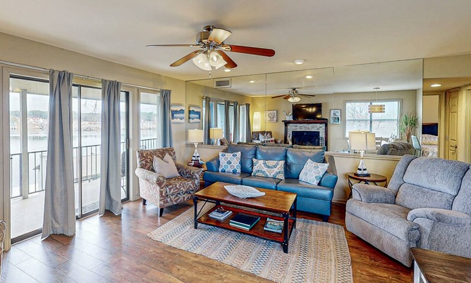 Hot Springs Condo | Cozy Condo with Lake Views, Community Pool, and Pickleball Courts