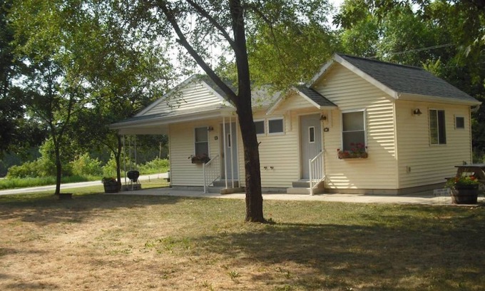 Trempealeau Cottage | Cozy Cottage 2 on Lake Road