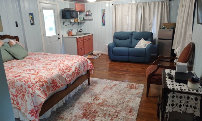 Elberta Cottage | Cozy cottage 20 minutes to beaches! Less than 10 minutes to OWA & Beach Express.