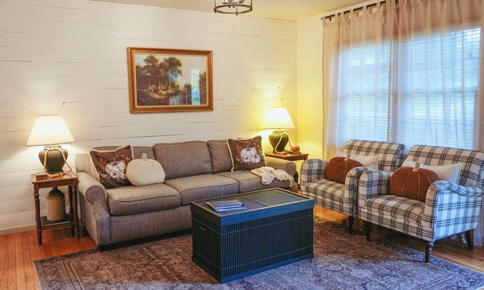 Sevierville Cottage | Cozy Cottage 5 Minutes To Dollywood With Fire Pit, Private Deck, And Coffee Bar