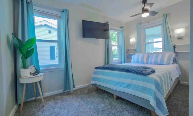 Vermilion House | Cozy Cottage By The Lake