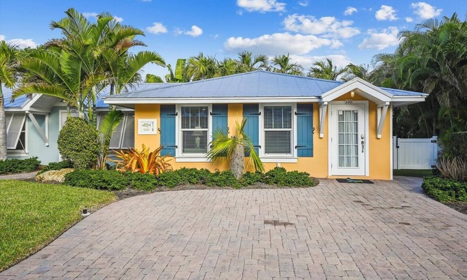 Holmes Beach Cottage | Cozy Cottage for 4 located steps from the beach. Heated Pool in private Patio.