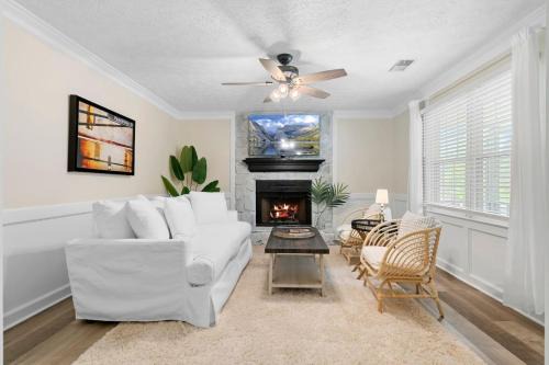 Marietta House | Cozy Cottage for 6 Pet Fenced